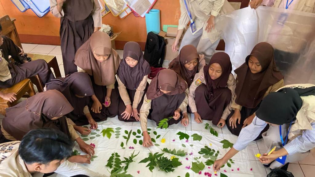 Mahasiswa KKN Unigal Ciamis Ajak Warga Muktisari Olah Limbah Jadi Produk Kreatif