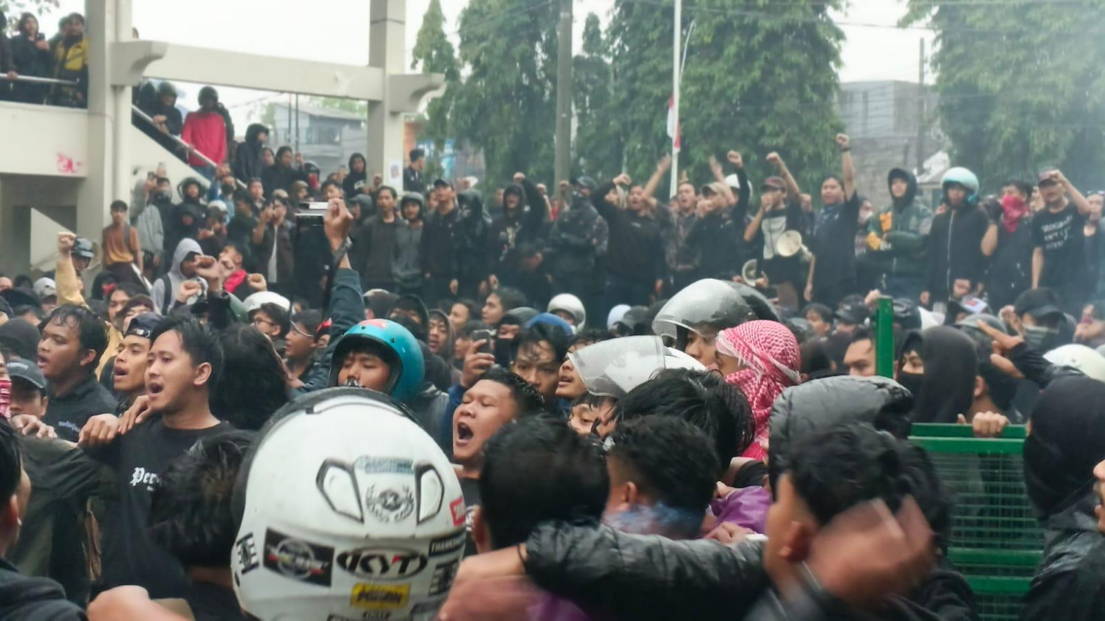Ketidakhadiran Wakil Rakyat Picu Kemarahan Massa di Gedung DPRD Kota Tasikmalaya