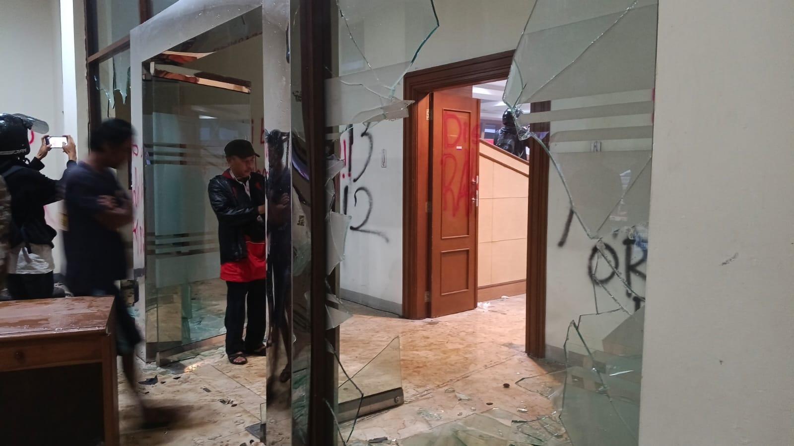Aksi Massa di DPRD Kota Tasikmalaya, Pagar Jebol hingga Fasilitas Hancur