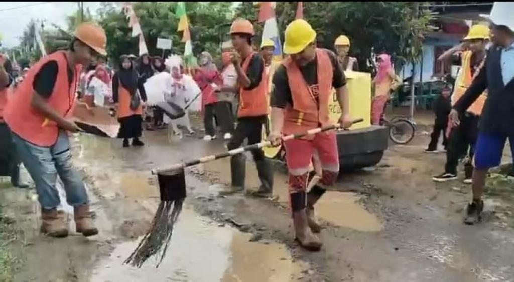 Parodi Jalan Rusak di Karnaval Banjar, Kritik Kreatif Warga Rancabulus