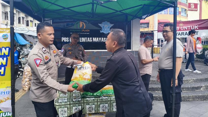 Bantu Ringankan Beban Warga, Polsek Cihideung Gelar Gerakan Pangan Murah