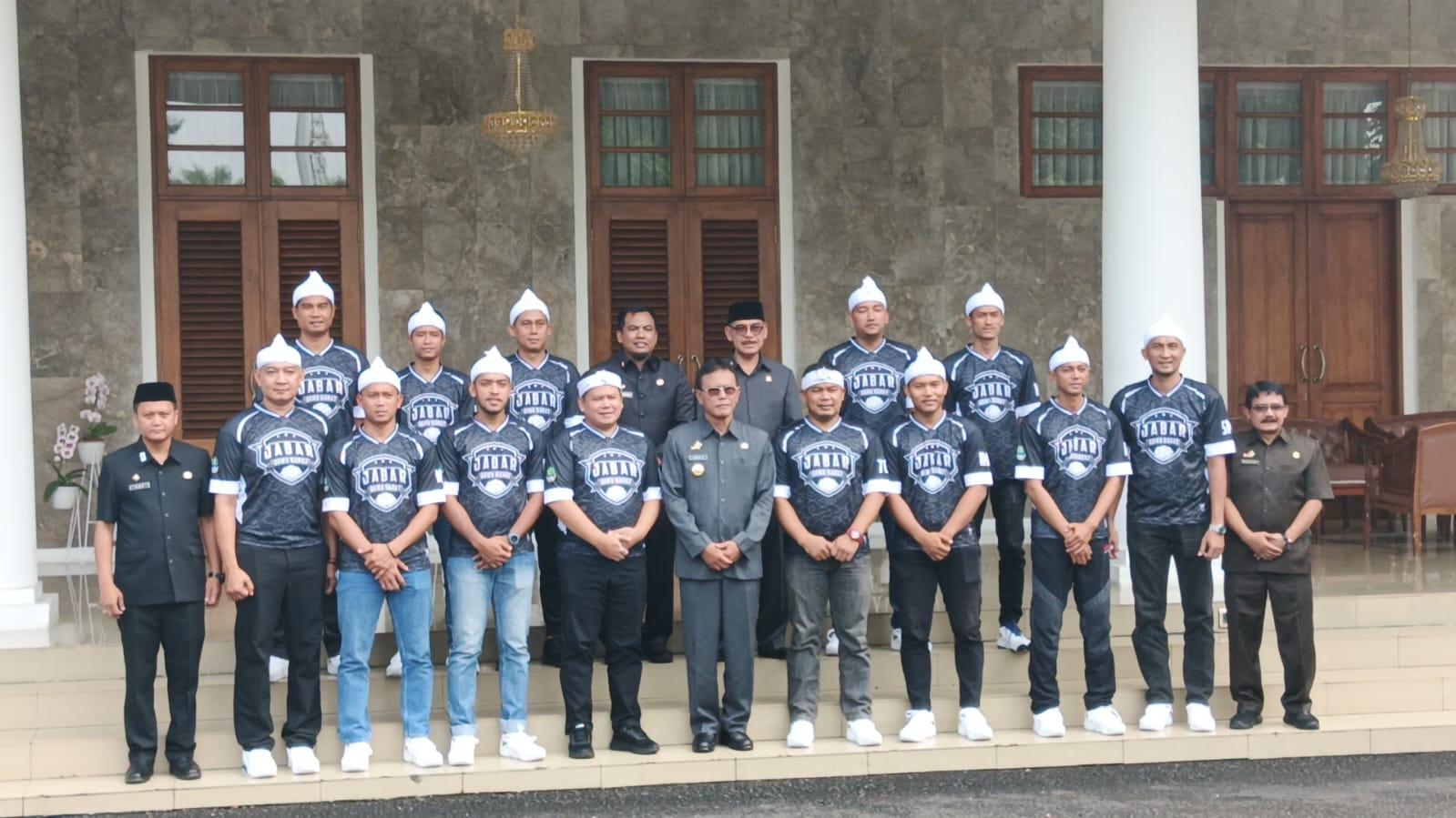 Lepas Tim Voli Indoor PORNAS XVII KORPRI 2025, Bupati Herdiat: Jaga Disiplin, Jangan Flexing di Medsos