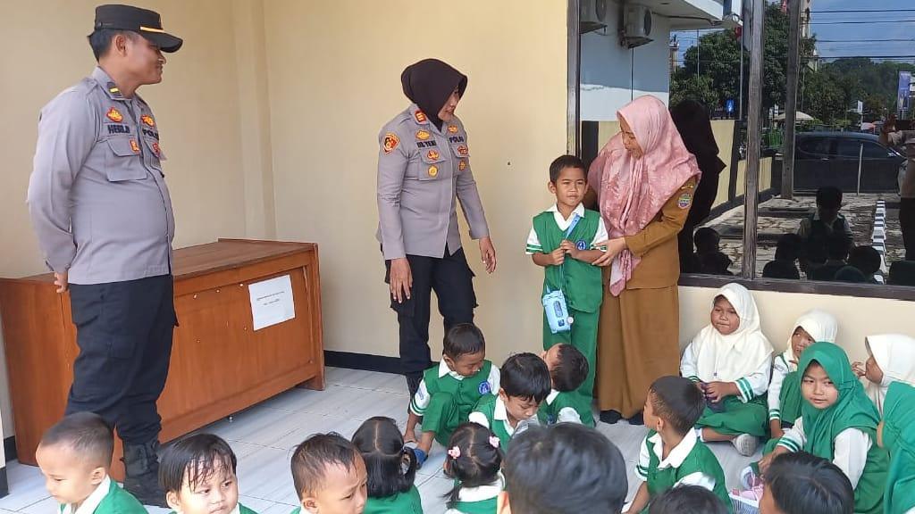 Lewat Program Polsanak, Polsek Kawali Tanamkan Disiplin Sejak Dini