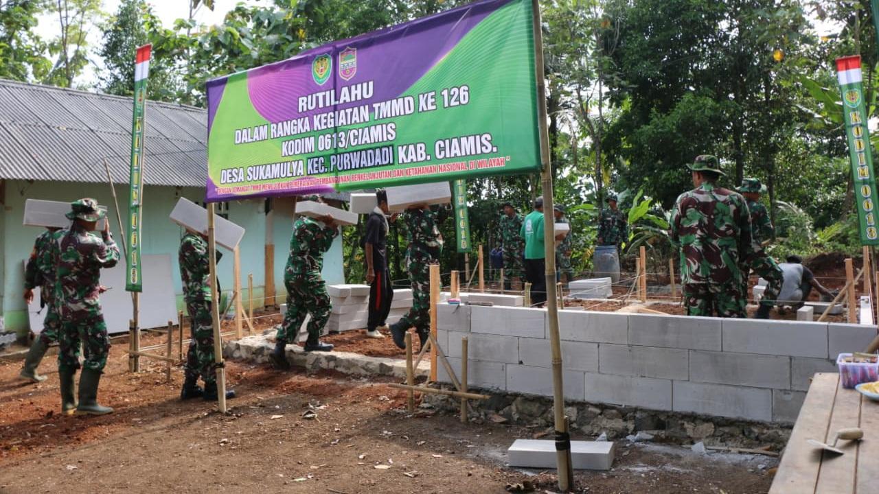 Satgas TMMD ke-126 Kodim 0613/Ciamis Rehabilitasi Rumah Tidak Layak Huni di Sukamulya