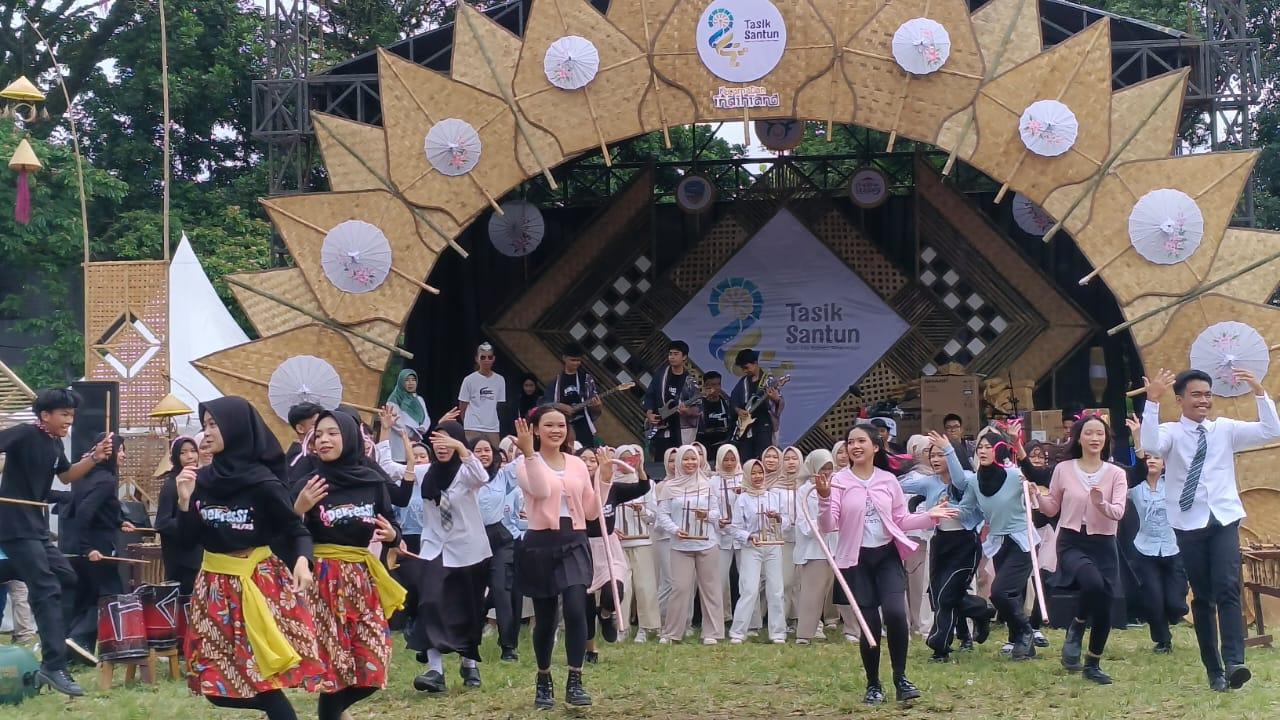 Berlangsung Meriah! Indihiang Jadi Lokasi Perdana Gelaran Raksa Budaya Santun HUT ke-24 Kota Tasikmalaya