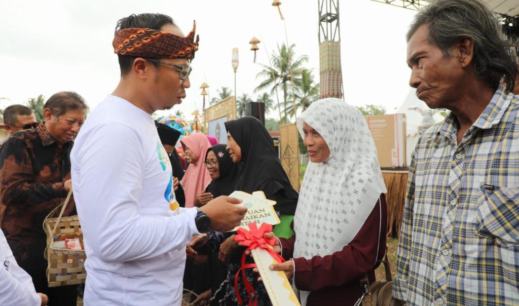 Wali Kota Tasikmalaya Lepas Ribuan Peserta Gerak Jalan “Raksa Budaya Santun” di Bungursari