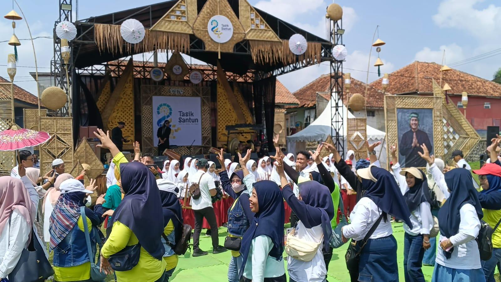 Raksa Budaya Santun di Kecamatan Cipedes Meriah, Ribuan Warga Antusias Hadiri Acara HUT ke-24 Kota Tasikmalaya
