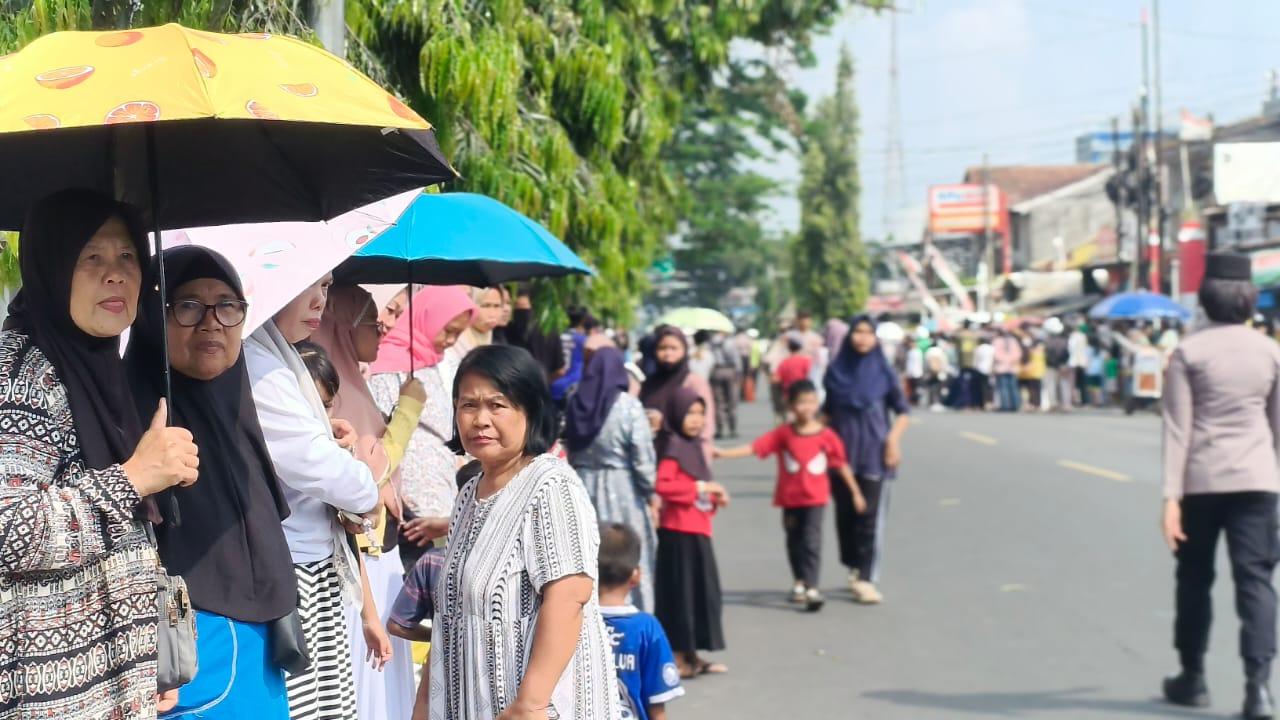 Warga Padati Sekitar DPRD Kota Tasikmalaya, Antusias Sambut Kehadiran Gubernur Jawa Barat Dedi Mulyadi
