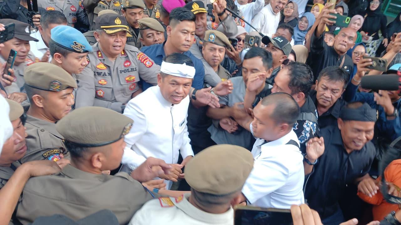 Ribuan Warga Sambut Histeris Kedatangan Gubernur Jabar di DPRD Kota Tasikmalaya