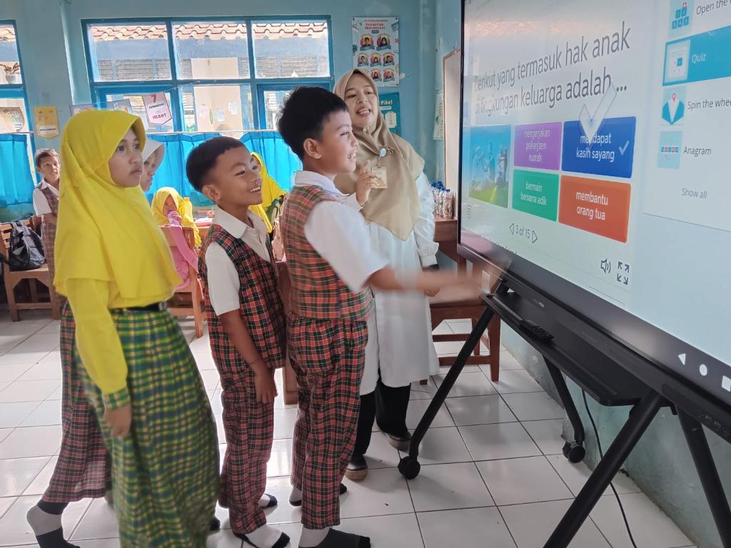Smartboard Hadir di SDN 2 Balokang Banjar, Wujud Akselerasi Transformasi Digital Pendidikan