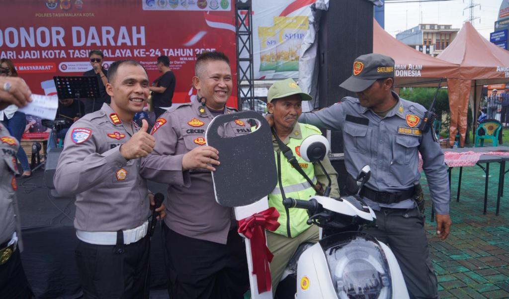 Bahagianya Herman, Linmas Warga Sukaratu Menang Hadiah Utama Sepeda Motor dalam Donor Darah Polres Tasikmalaya Kota