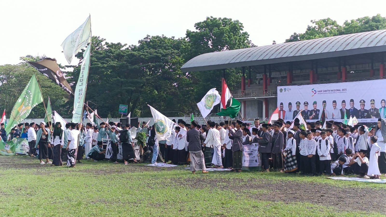 Puluhan Ribu Santri Padati Stadion Wiradadaha untuk Apel Besar HSN 2025 Kota Tasikmalaya