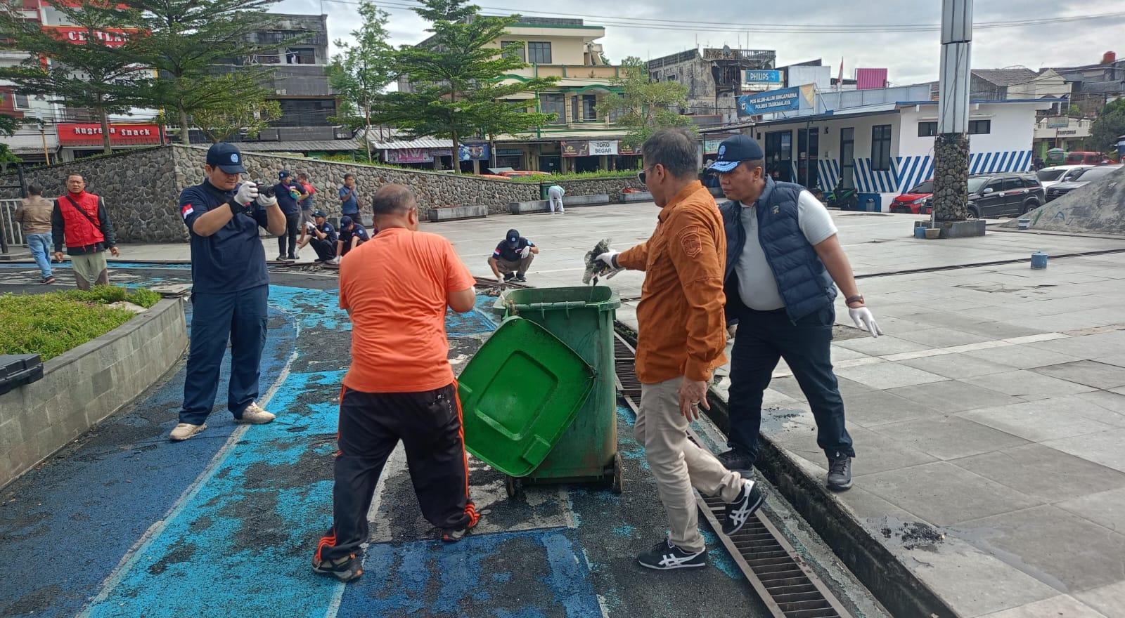 KemenLH bersama Pemkab Tasikmalaya Gelar Aksi Bersih-Bersih di Singaparna, Ajak Warga Peduli Pengelolaan Sampah