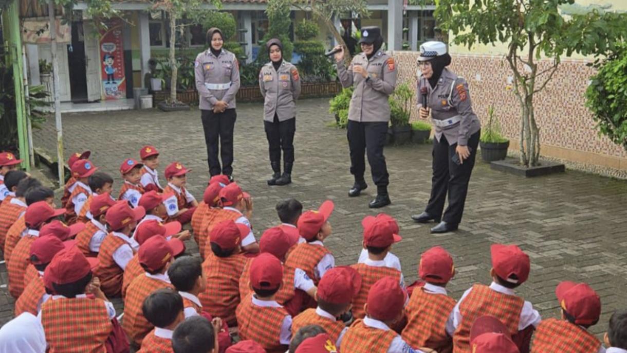 Polwan Polres Tasikmalaya Kota Mengajar di Sekolah, Tanamkan Nilai Disiplin dan Cinta Tanah Air Sejak Dini