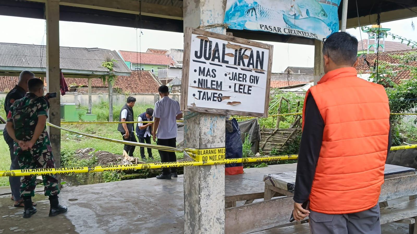 Polisi Olah TKP Kasus Penusukan Maut di Pasar Ikan Cieunteung Tasikmalaya
