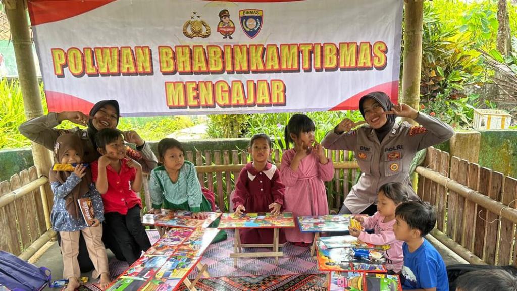 Lewat Program Bhabinkamtibmas Mengajar, Polwan Ciamis Dorong Anak-Anak Jadi Generasi Berkualitas