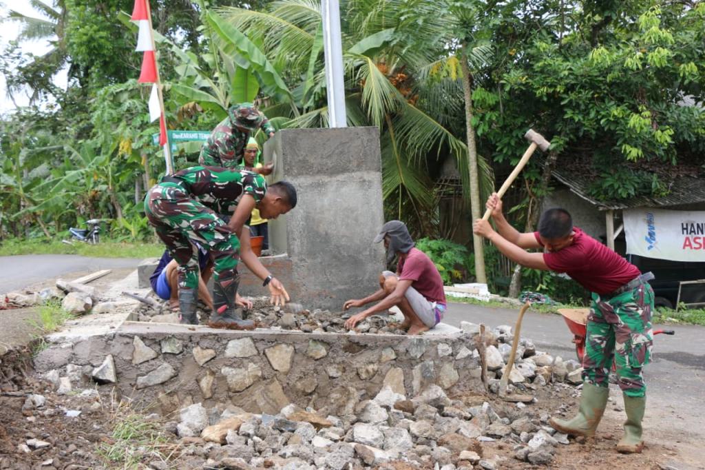 Satgas TMMD Kodim 0613/Ciamis Bangun Tugu Tapak Tilas di Desa Sukamulya