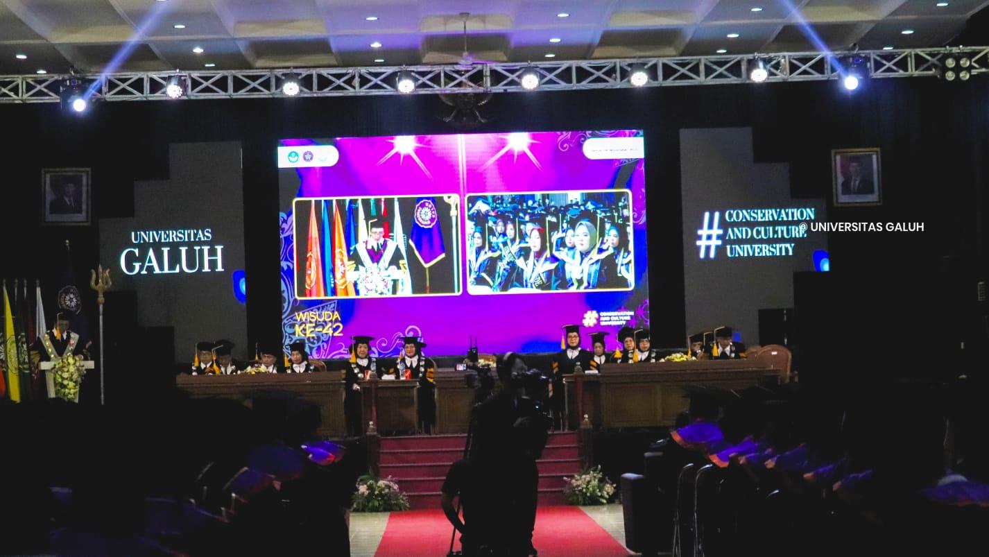 Polsubsektor Cipedes Bersama Satsamapta Polres Tasikmalaya Kota Evakuasi Pohon Tumbang Akibat Hujan Disertai Angin Kencang