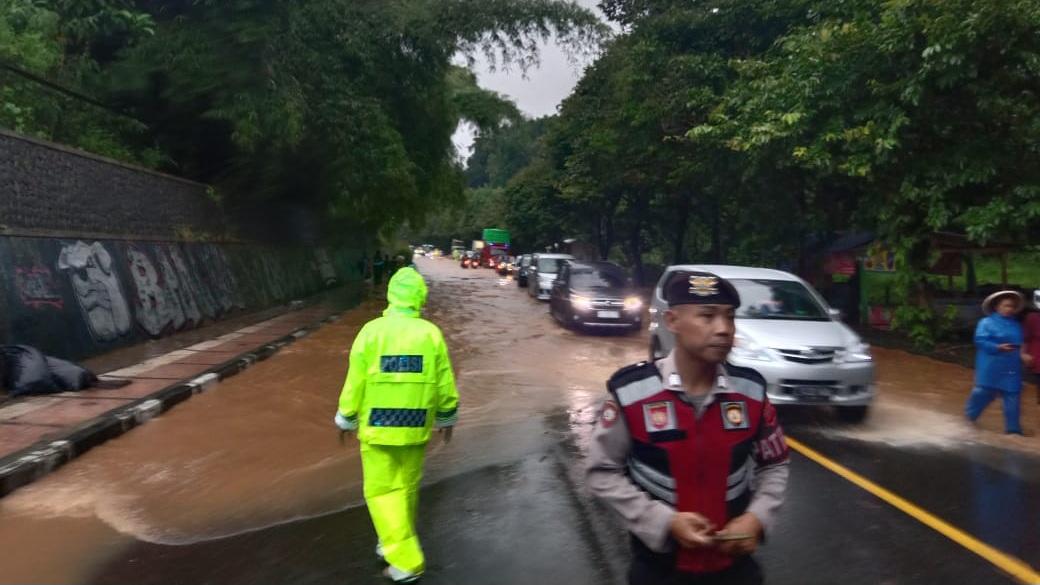 Jalan Nasional Kota Banjar Tergenang Akibat Luapan Sungai Citanduy dan Selokan Mampet, Lalu Lintas Terganggu