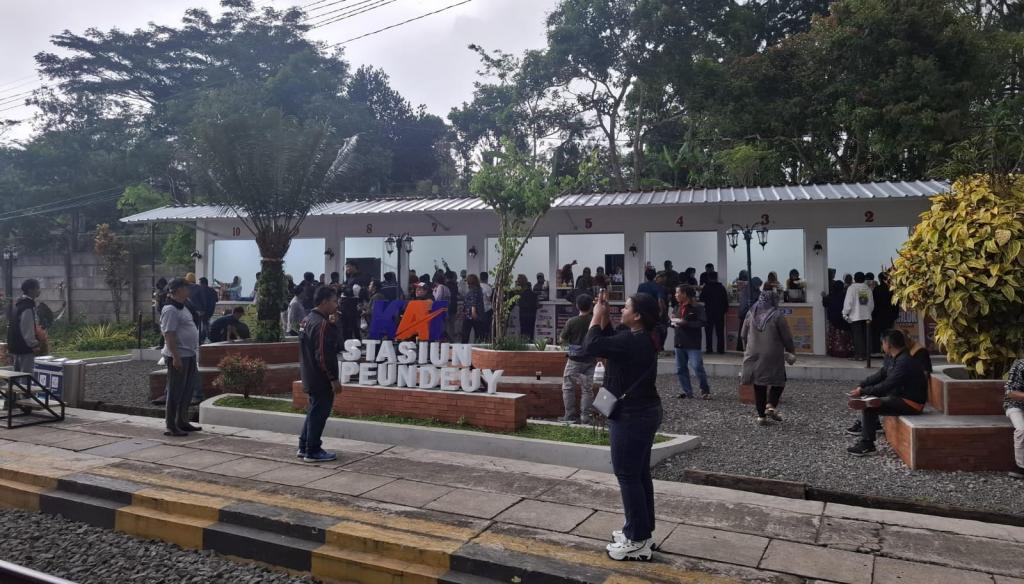 Tingkatkan Ketertiban, KAI Daop 2 Sediakan Kios Khusus untuk Pedagang Stasiun Cipendeuy