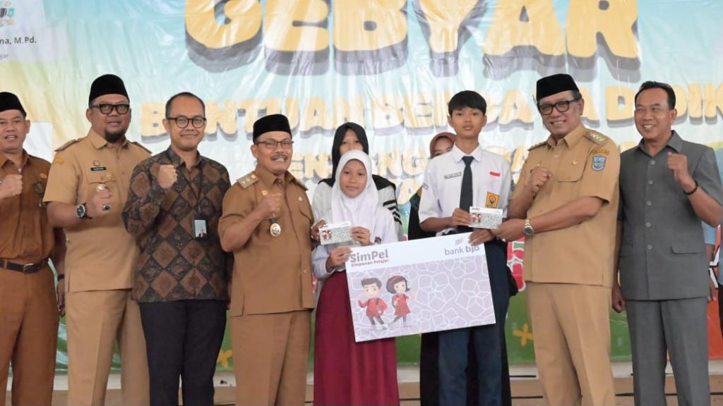 Pemkot Banjar Salurkan Bantuan Pendidikan bagi 1.500 Siswa Kurang Mampu