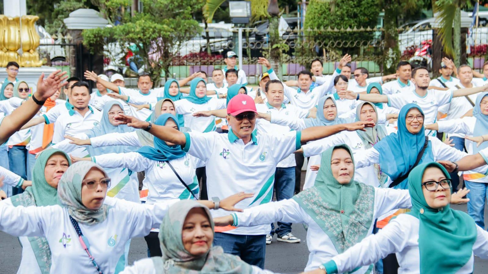 Peringati HKN ke-61, Pemkab Ciamis Gelar Gebyar Senam Sehat dan Serahkan Dua Ambulans Baru
