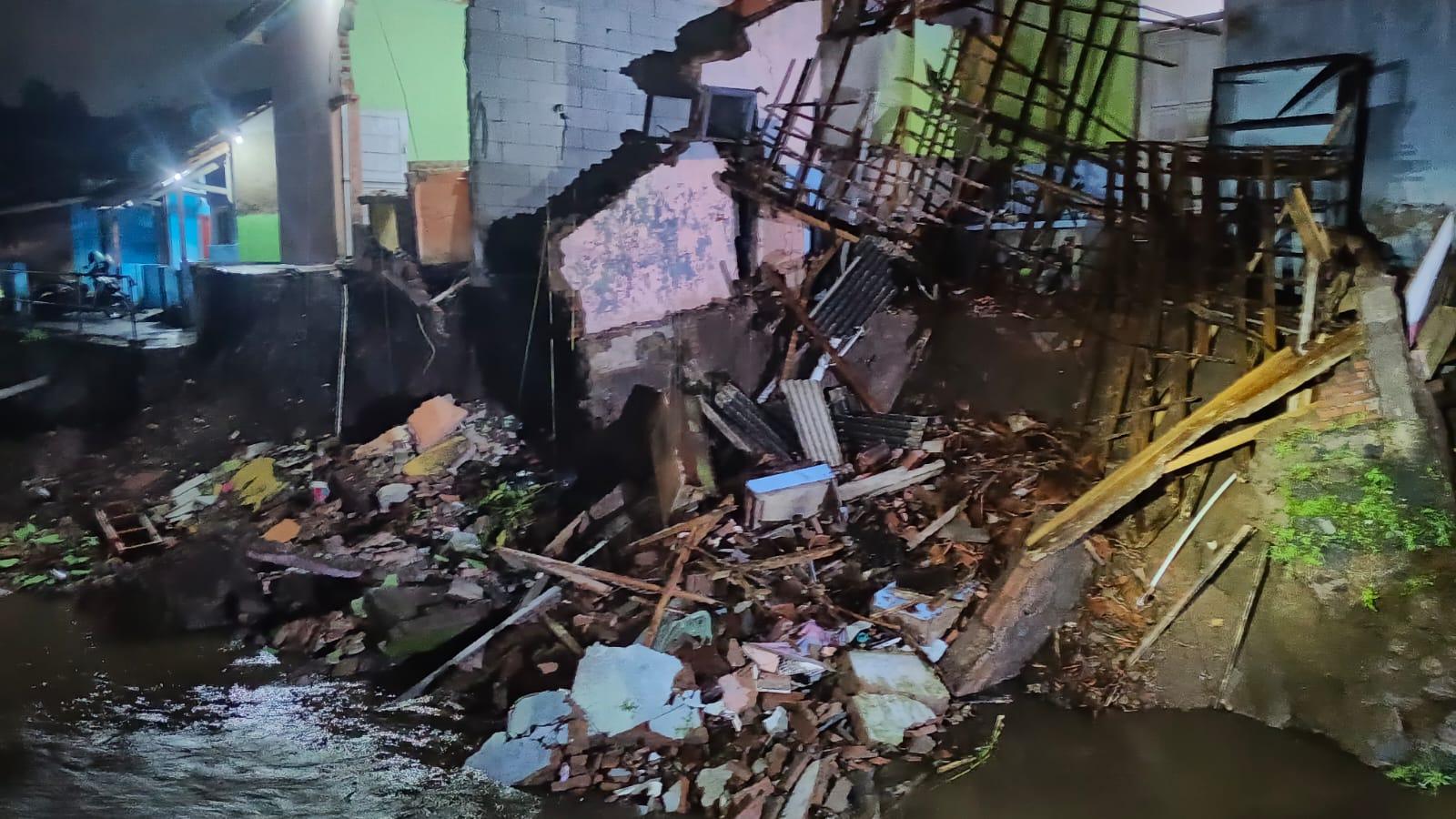 Tiga Rumah di Ampera Tasikmalaya Terbawa Longsor, Aliran Sungai Cidukuh Tertutup Material