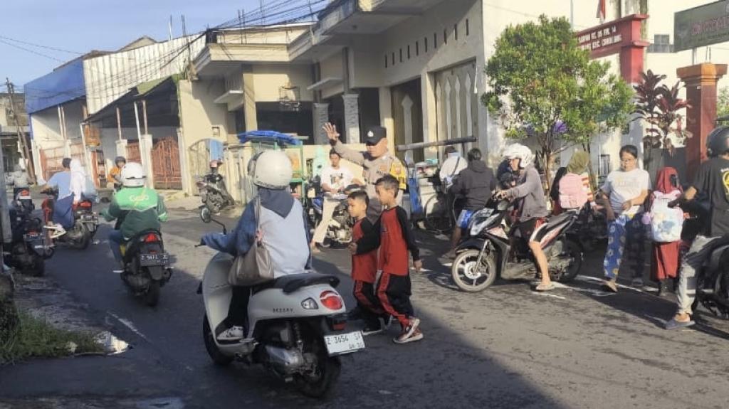 Demi Keselamatan Pelajar, Bhabinkamtibmas Polsek Cihideung Lakukan Pengaturan Lalin di SDN Gunung Pereng Tasikmalaya
