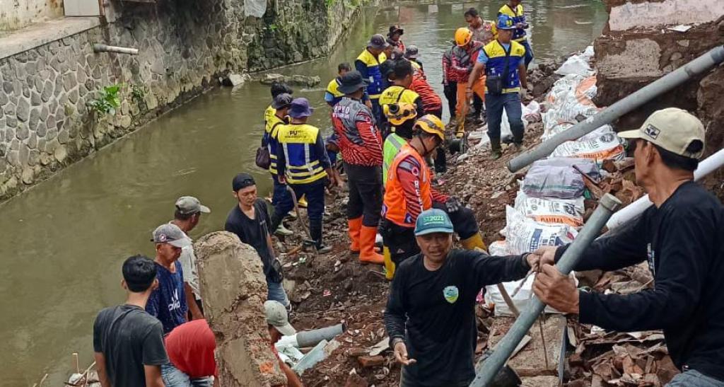 Petugas Gabungan Bersama Warga Gotong Royong Bersihkan Material Longsor TPT di Ampera Tasikmalaya