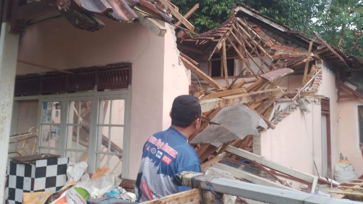 Rumah Warga di Sadananya Ciamis Ambruk Diguyur Hujan Deras, Tagana Gerak Cepat Lakukan Evakuasi