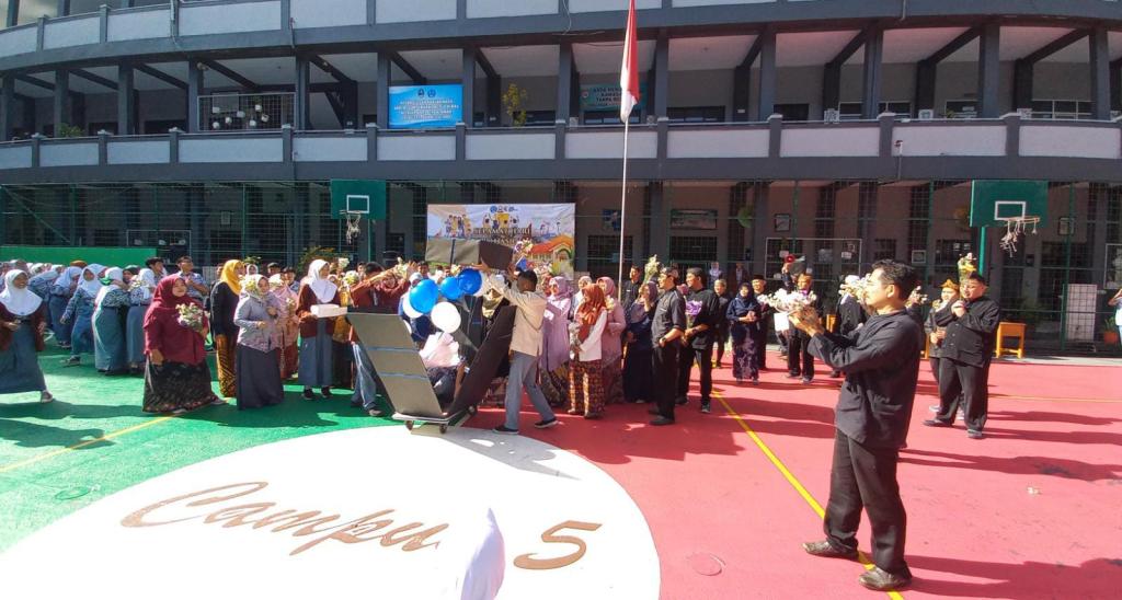 Hari Guru Nasional, Siswa SMAN 5 Tasikmalaya Beri Kejutan hingga Bikin Guru Menangis Haru