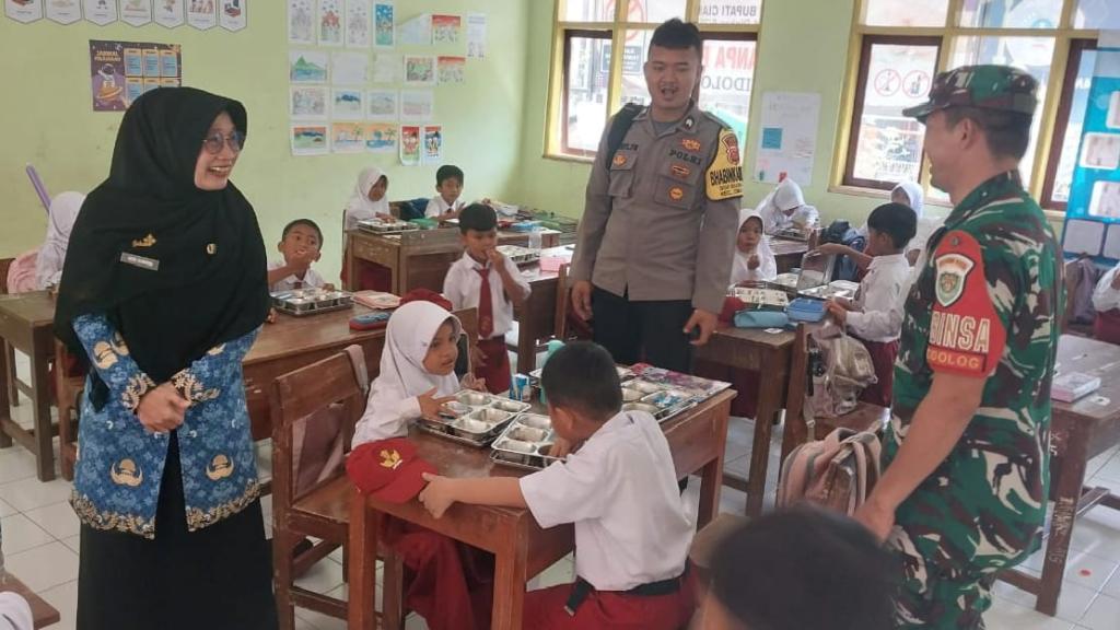 Dukung Program Makan Bergizi Gratis, Polsek Cimaragas Hadiri Launching SPPG Cidolog
