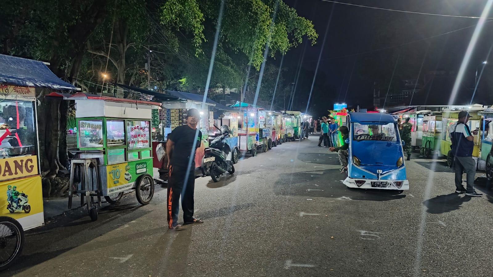 PKL Masjid Agung Kota Tasikmalaya Bersikeras Akan Kembali Berjualan di Lokasi Semula