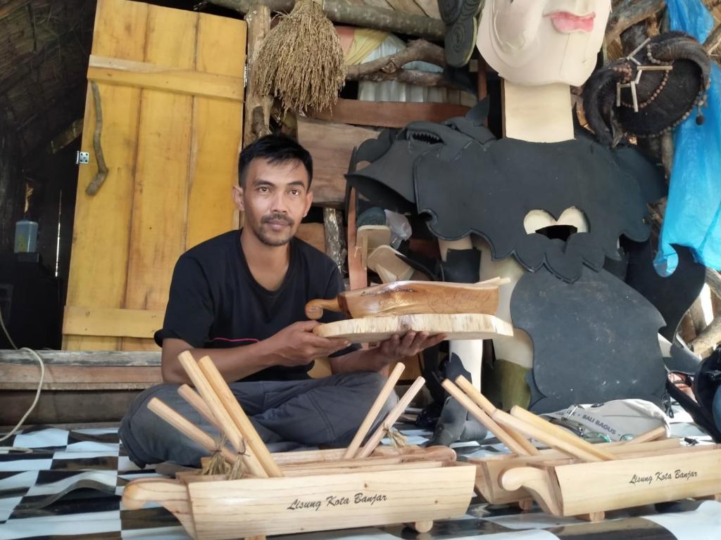 Kreatif! Warga Banjar Sulap Limbah Kayu Jadi Miniatur Lesung
