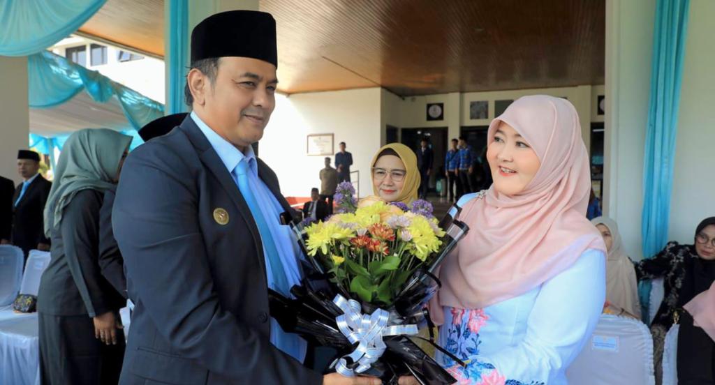 Kejutan Manis di Hari Ibu: Diky Candra Beri Buket Bunga untuk Rani Permayani di Bale Kota Tasikmalaya