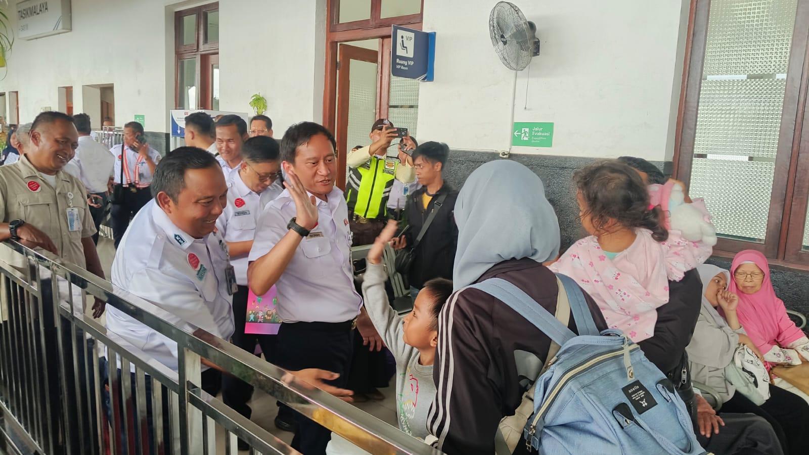 Pantau Stasiun Tasikmalaya pada Libur Nataru, Dirut KAI Sebut Okupansi Penumpang Naik 107 Persen