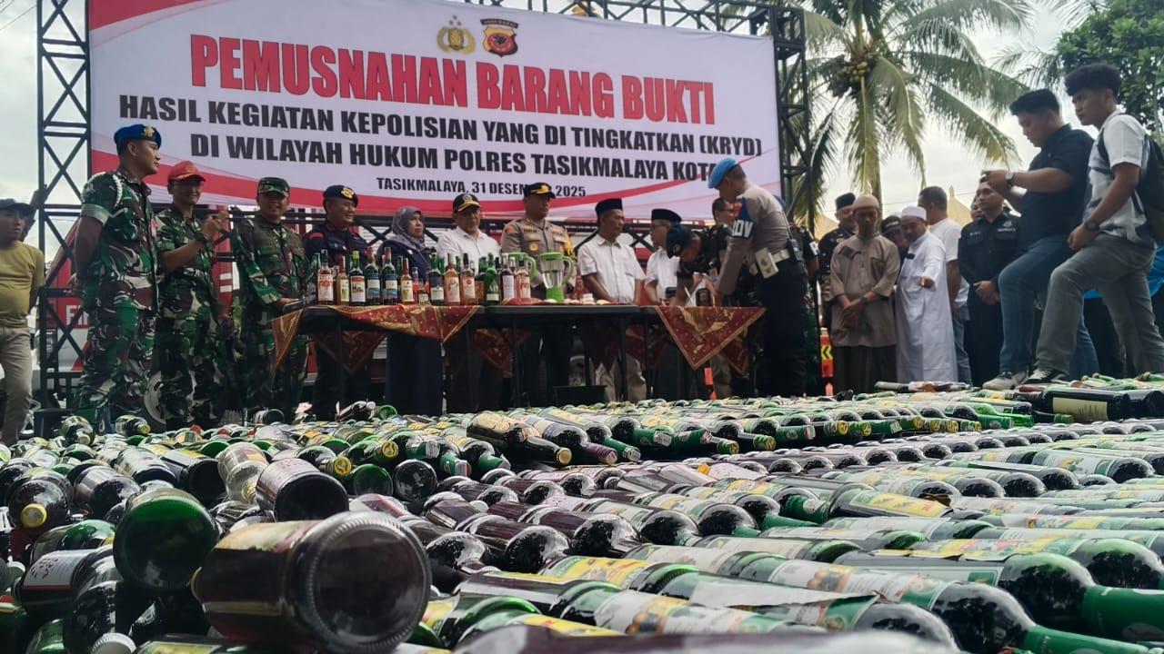 Cipta Kondisi Jelang Tahun Baru, Polres Tasikmalaya Kota Musnahkan Ribuan Botol Miras dan Knalpot Brong