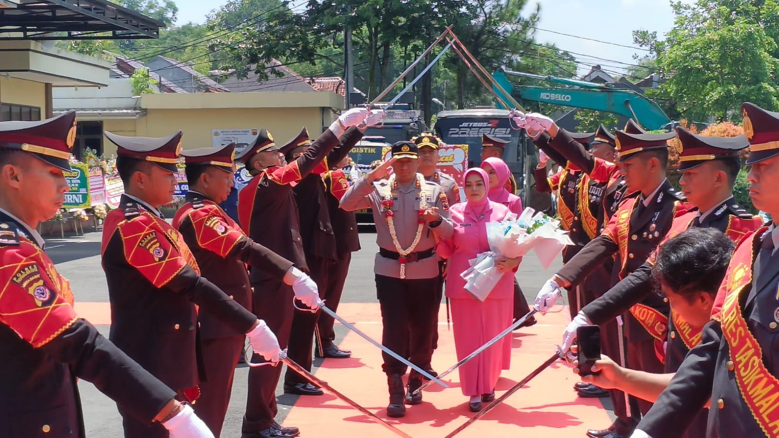 Tradisi Pedang Pora Pisah Sambut Kapolres Tasikmalaya Kota Diwarnai Tangis Haru