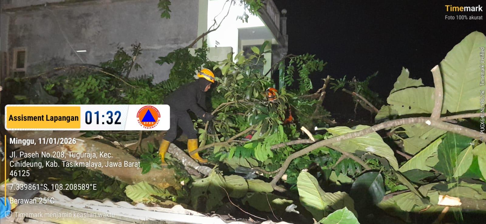 Dini Hari Bikin Kaget! Pohon Tumbang Timpa WC Umum dan Warung di Jalan Paseh Tasikmalaya