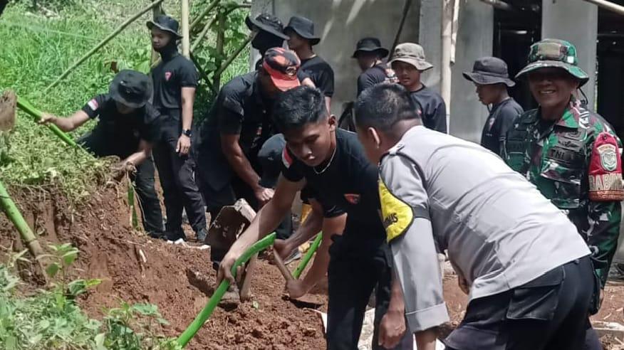 Bakti untuk Negeri di Bojongmengger Ciamis, Polsek Cijeungjing dan Brimob Bangun Mushola Bersama Warga