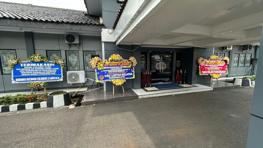 Apresiasi Kinerja Kepolisian, Warga Kirim Karangan Bunga untuk Polres Ciamis