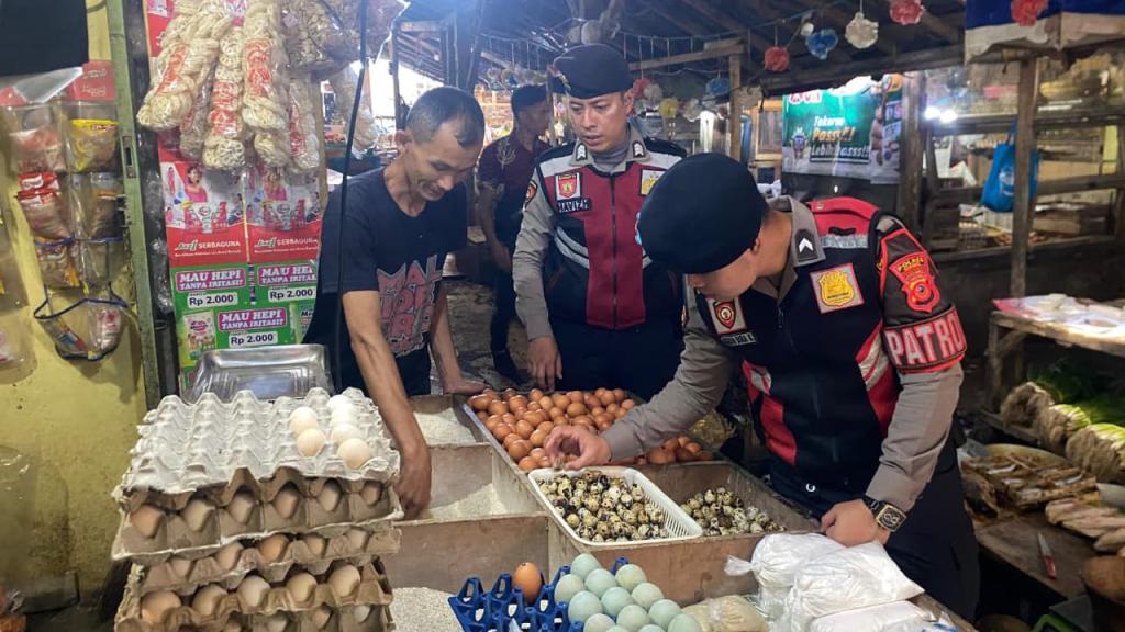 Jaga Stabilitas Ekonomi, Polres Ciamis Awasi Harga dan Stok Bahan Pokok di Pasar Manis