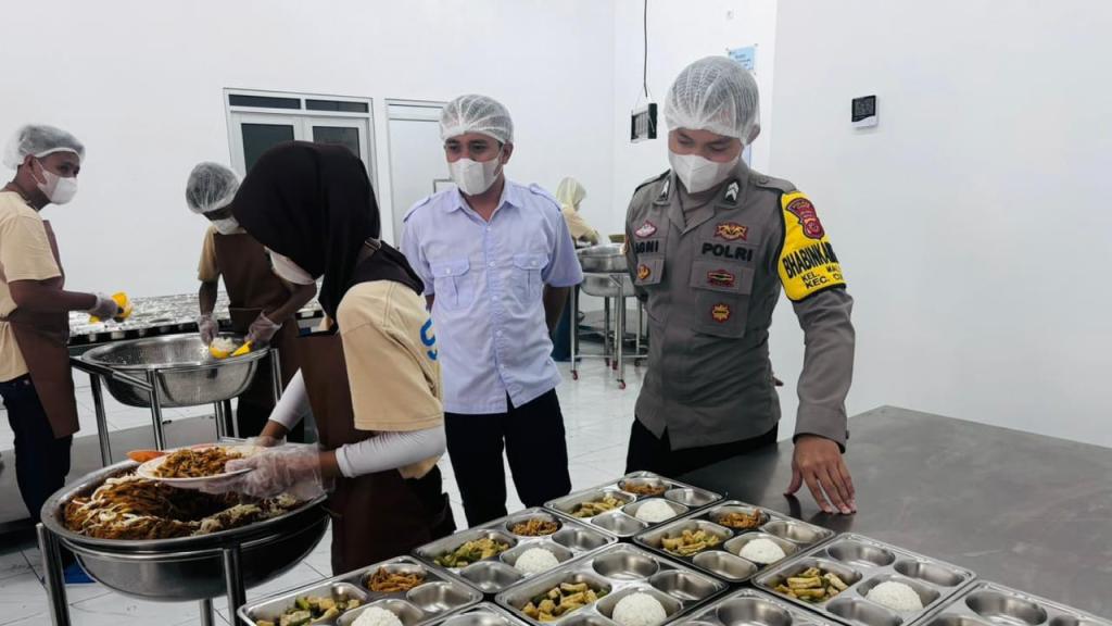 Pastikan Program MBG Aman dan Berkualitas, Bhabinkamtibmas Polsek Ciamis Tinjau SPPG Maleber