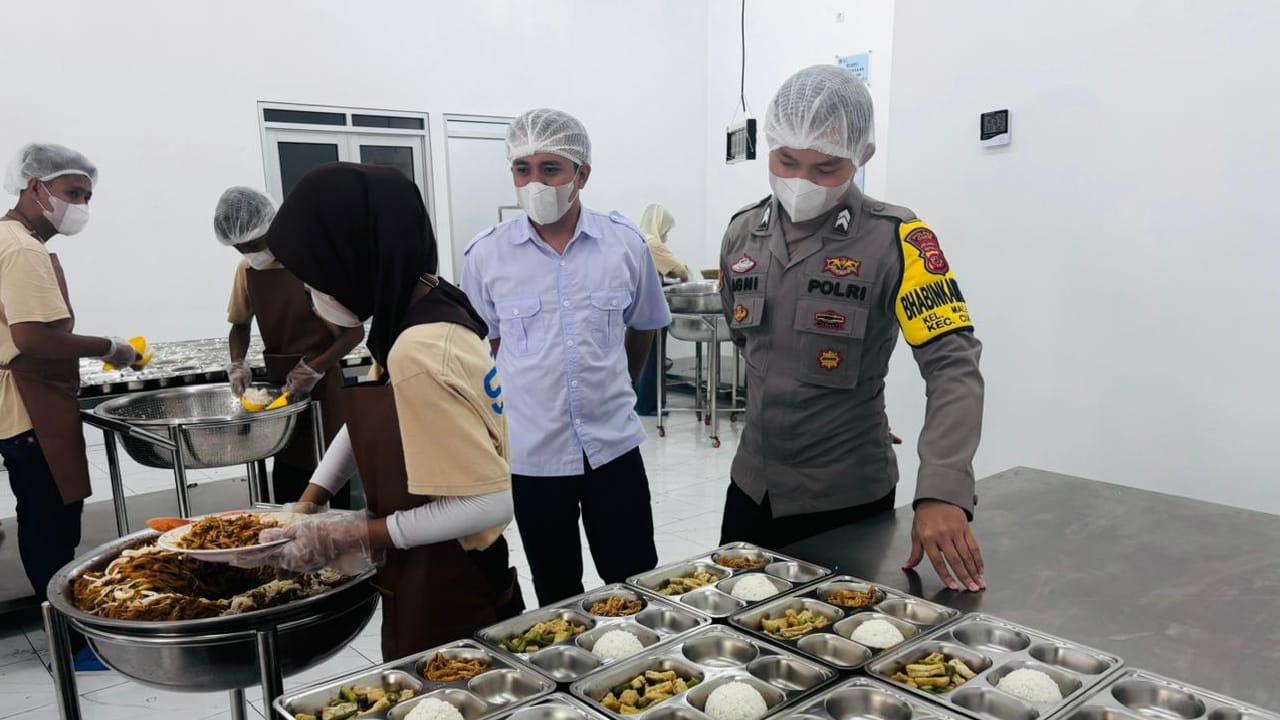 Pastikan Program MBG Aman dan Berkualitas, Bhabinkamtibmas Polsek Ciamis Tinjau SPPG Maleber