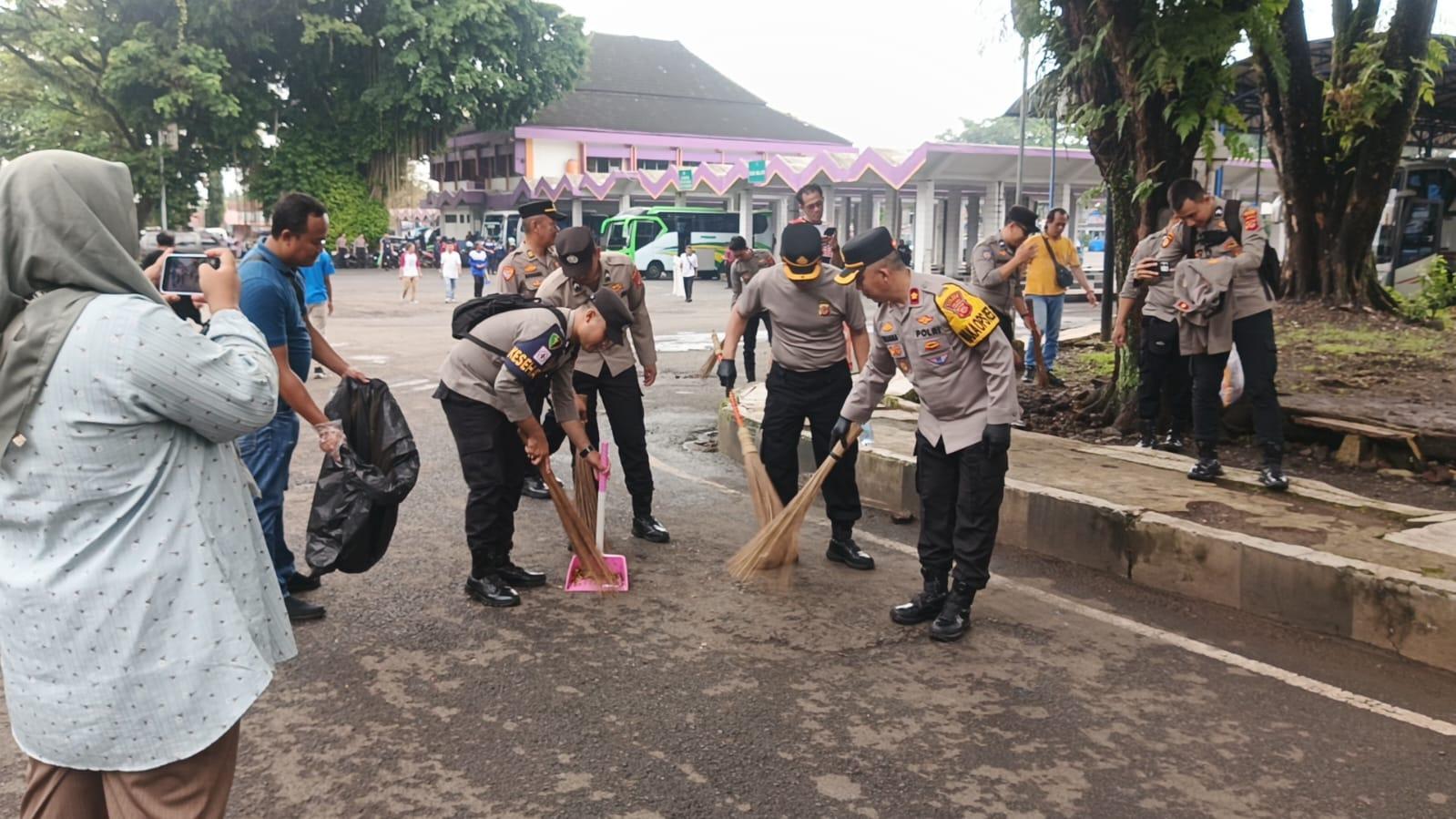 Aksi Nyata Jaga Lingkungan, Polres Ciamis Kerahkan 120 Personel Dukung Gerakan Ciamis Bersih dan Asri