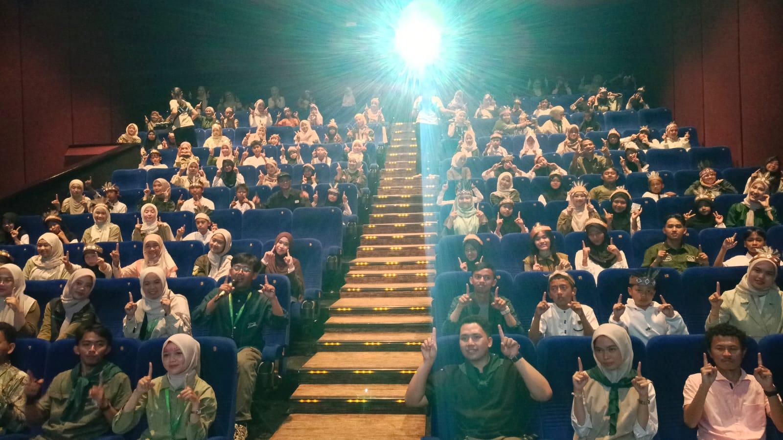 Senangnya Puluhan Anak Yatim di Tasikmalaya Diajak Nonton Film di Bioskop