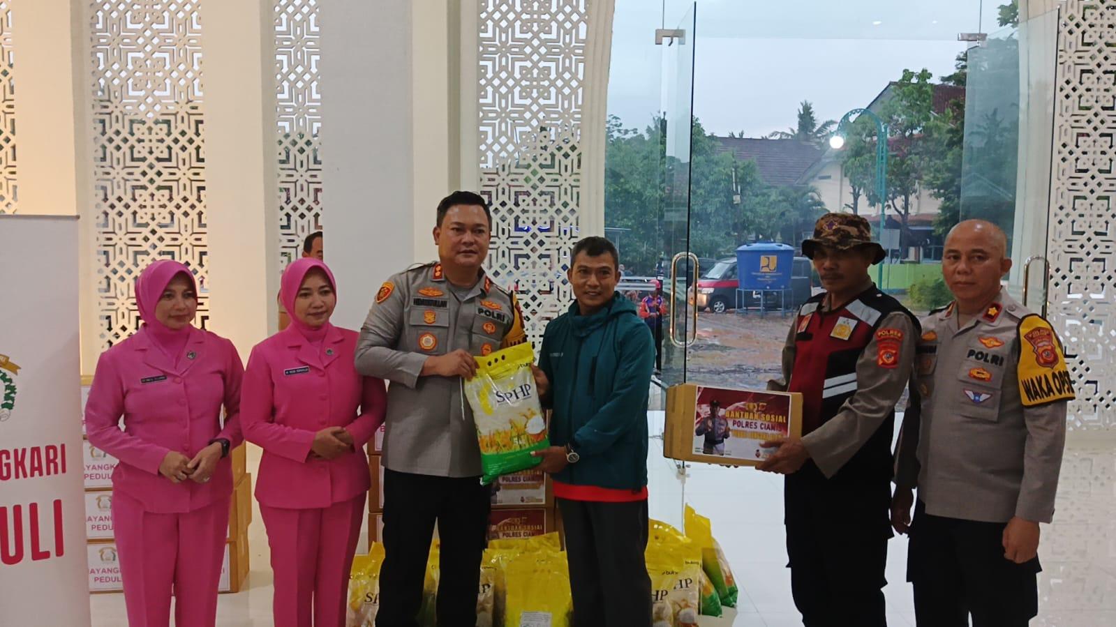 Kapolres Ciamis Tinjau Banjir Bangunsari dan Salurkan Bantuan Sembako ke Warga