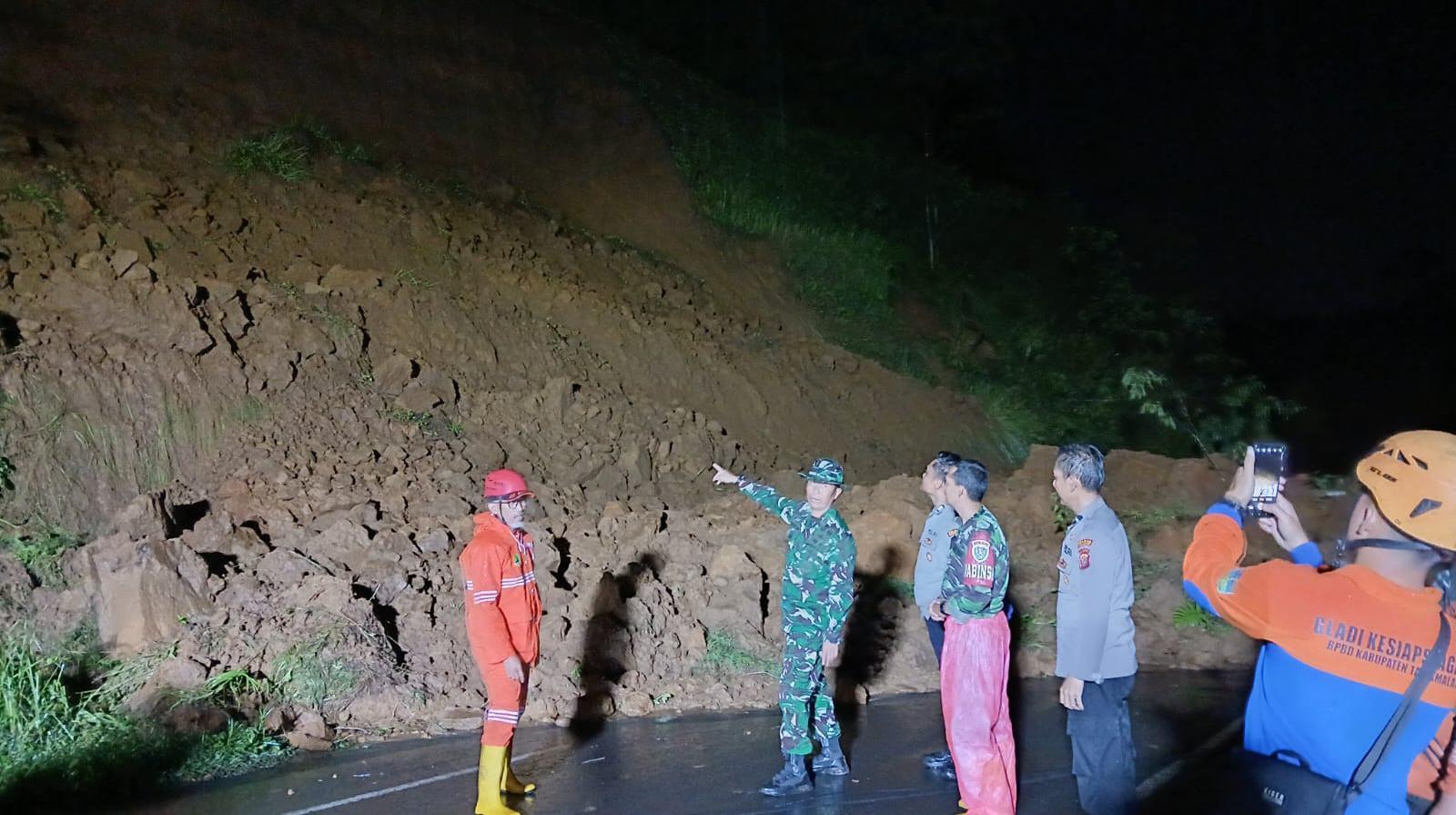 Hujan Deras, Tebing Longsor Tutup Total Jalan Cisinga di Sukahening Tasikmalaya