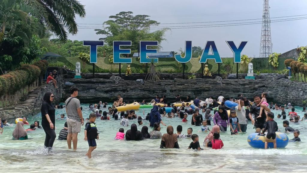 Libur Imlek dan Jelang Ramadan, Tee Jay Waterpark Tasikmalaya Diserbu Wisatawan