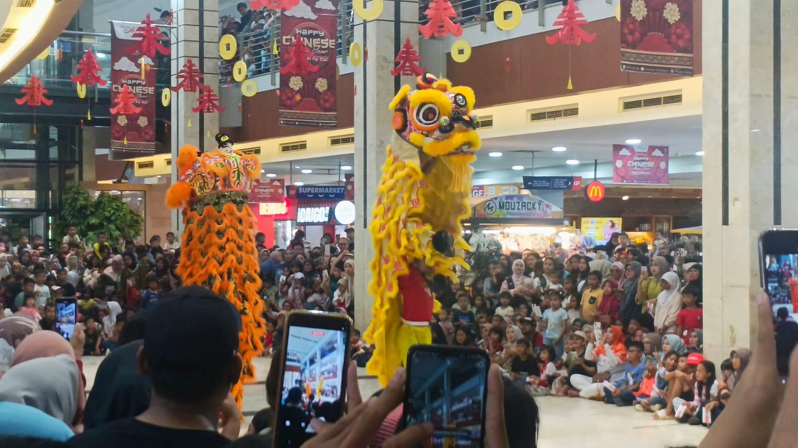 Sekitar 5.000 Pengunjung Serbu Plaza Asia Tasikmalaya, Atraksi Barongsai dan Liong Jadi Magnet Imlek 2026